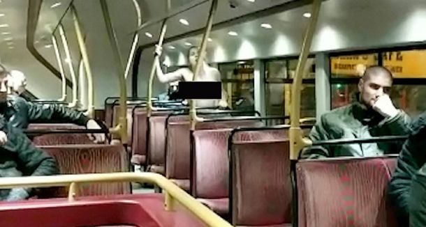 Atrapan a una pareja teniendo sexo en un colectivo frente a varios pasajeros