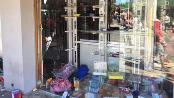 Hubo saqueos en Olavarría tras el trágico recital del Indio Solari Hubo saqueos en Olavarría tras el trágico recital del Indio Solari