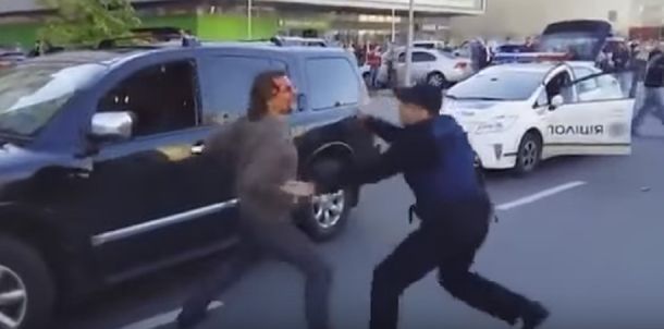 Un ex campeón olímpico, a las piñas con la policía en plena calle