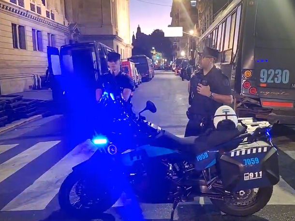 El Congreso amaneció totalmente vallado por la audiencia de la Ley de Glaciares