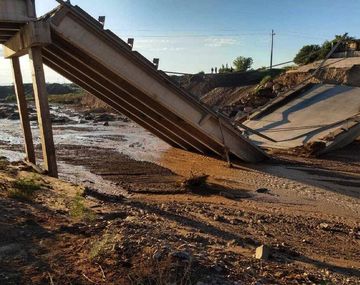 Susto por el colapso de un puente en la Ruta 40: cayó en medio de una tormenta