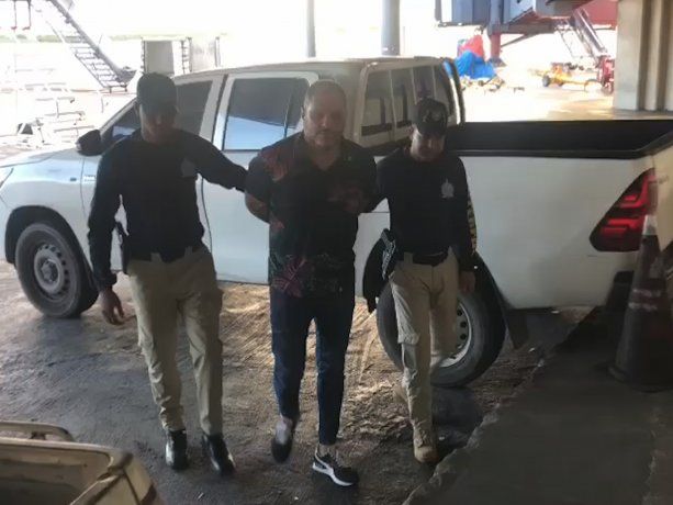 Esposado y con custodia: así es el regreso al país de Cositorto