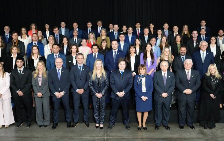 La foto de Javier Milei con los 32 candidatos de La Libertad Avanza