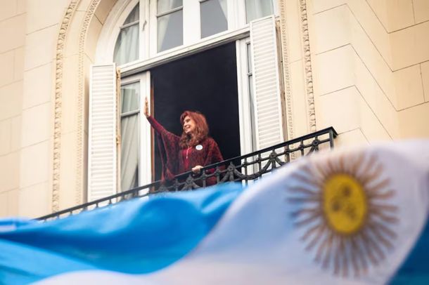 Cristina Kirchner saludó desde el balcón por el 25 de Mayo. Cristina Kirchner saludó desde el balcón por el 25 de Mayo.