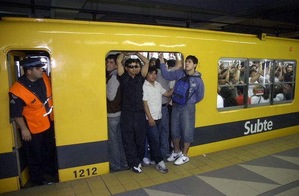 Metrodelegados amenazan con paro por la baja de frecuencias