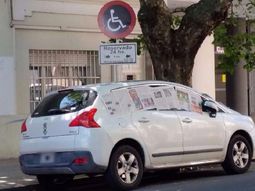 Escrachan a un auto mal estacionado