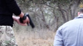 la violencia yihadista: usan a un nene para fusilar a dos agentes rusos la violencia yihadista: usan a un nene para fusilar a dos agentes rusos