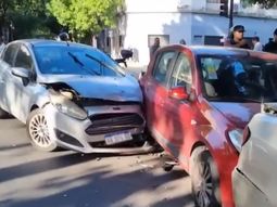 Manejaba borracho, enyesado y chocó a tres autos estacionados en Palermo: No sé qué pasó