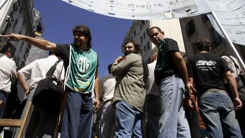 los estatales bonaerenses paran contra el pago en cuotas los estatales bonaerenses paran contra el pago en cuotas