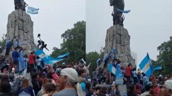 cayeron de un monumento mientras festejan el triunfo de argentina