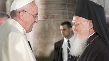 francisco y el patriarca de constantinopla recrearon una escena historica francisco y el patriarca de constantinopla recrearon una escena historica