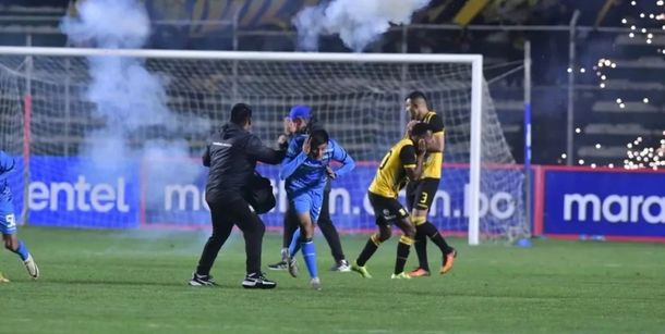 La barra de The Strongest arrojó bengalas a la cancha e hirió a sus propios futbolistas