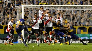 La magistral pegada de Riquelme, en este caso ante River en 2014 La magistral pegada de Riquelme, en este caso ante River en 2014