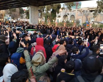 Una multitud pidió la renuncia del líder supremo iraní en el centro de Teherán