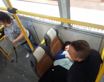 ¡Te felicito, mami, es hermoso tu bebé!, le dijo un policía a la mujer.