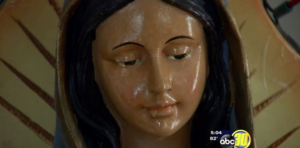 Una estatua de la virgen llora por la muerte de un familiar de su dueña