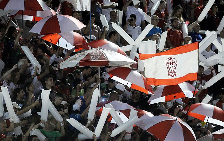 Hinchas de Huracán preparan un banderazo para despedir al equipo