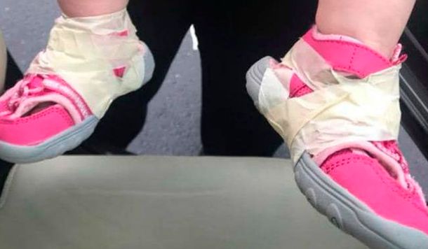 Estados Unidos: denuncian que en una guardería les pegan las zapatillas a los bebés con cinta