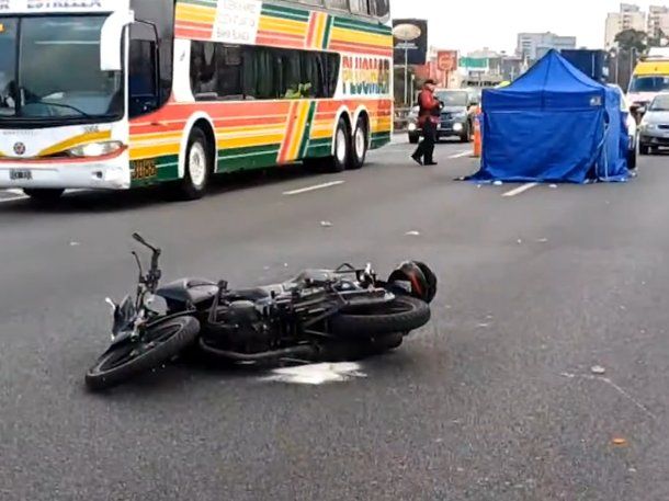 Un motociclista murió atropellado en la bajada de Constitución de la Autopista 9 de Julio