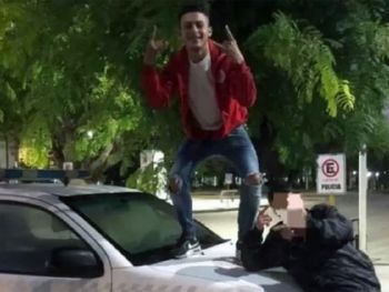 Se montó en el capot de un patrullero, se sacó una foto que fue viral y lo citó la Justicia
