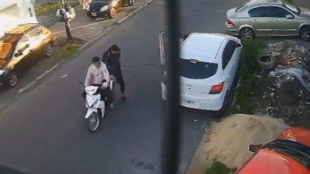 video: motochorros le robaron el auto a una mujer, los siguieron y detuvieron a uno en su casa video: motochorros le robaron el auto a una mujer, los siguieron y detuvieron a uno en su casa