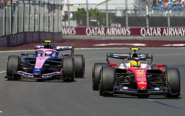 El Alpine de Franco Colapinto y la Ferrari de Lewis Hamilton. El Alpine de Franco Colapinto y la Ferrari de Lewis Hamilton.