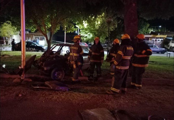 Chocó contra un poste y mató a su pareja y su hija de 11 meses: estaba ebrio
