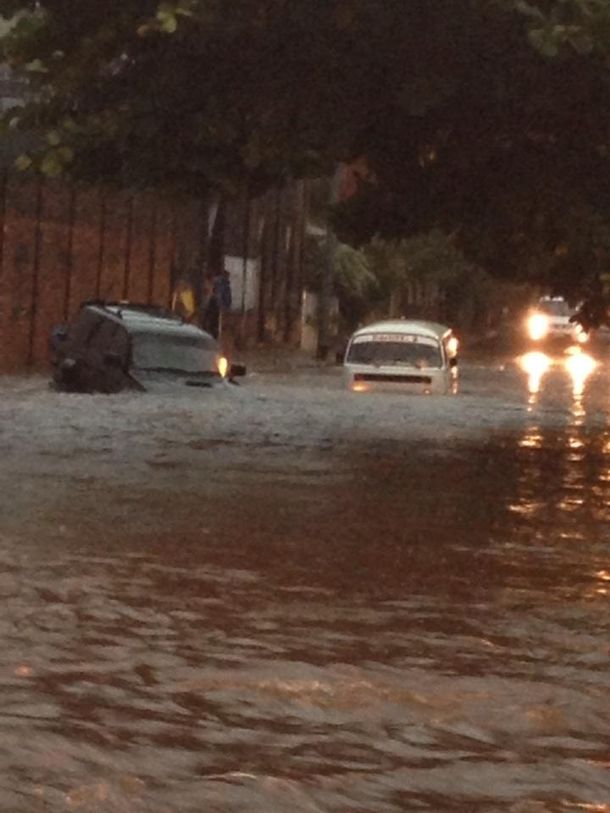 Fuerte temporal deja a la capital paraguaya bajo el agua