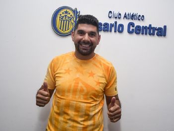 Néstor Ortigoza firmó con Rosario Central - Crédito: @CARCoficial