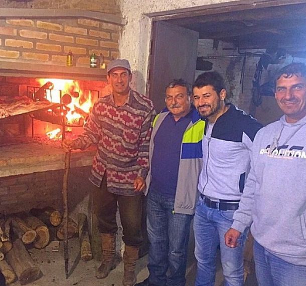 Mientras se agrava su situación en Argentina, Mora come asados en Uruguay