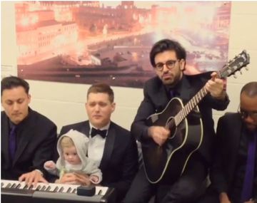 Michael Bublé mostró un ensayo junto a su hijo Noah tocando el piano