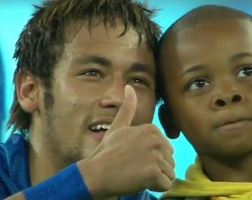 El tierno gesto de Neymar con un niño sudafricano