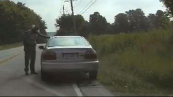 video: atropellaron a un policia cuando intento detener a un auto en la ruta video: atropellaron a un policia cuando intento detener a un auto en la ruta