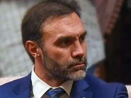 Tan corto y tan bajo, así calificaron al líder del bloque de la Libertad Avanza en el Senado