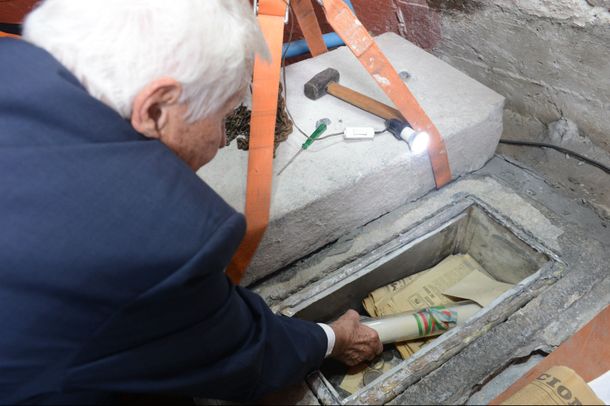 ¿Qué había en la cápsula del tiempo que estaba debajo de la estatua de Cristóbal Colón?