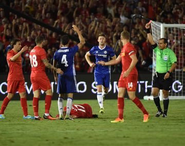 ¿Amistoso? Mirá la terrible patada de Cesc Fabregas contra el Liverpool