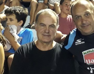 Marcelo Bielsa viendo a Pablo Aimar en Río Cuarto