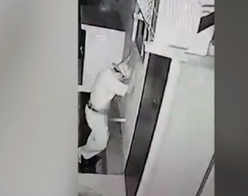 Tiene relaciones sexuales con una cañería