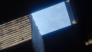 limpiaba un techo, se corrio la chapa y cayo al vacio limpiaba un techo, se corrio la chapa y cayo al vacio