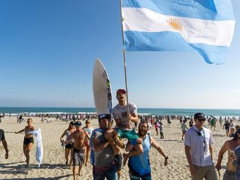 El ritual del surf en la playa: el equipo argentino lo levantó en andas y Santi disfrutó con la bandera y el dale campeón tronó en Tahara