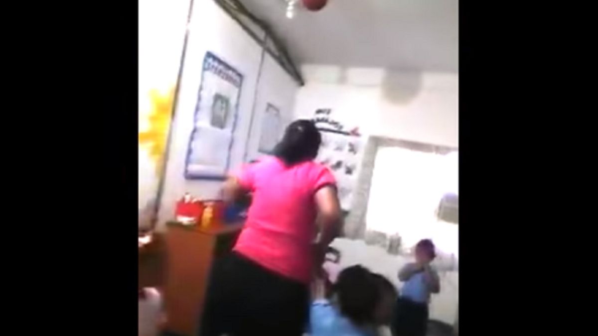 VIDEO: Maestra maltrata a un niño delante de sus compañeros