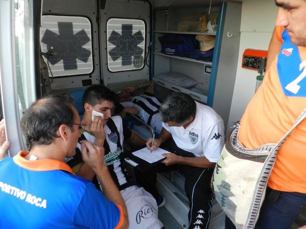 Jugadores fueron agredidos por hinchas del rival en el fútbol argentino