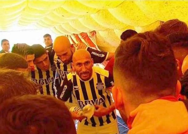 Hay que tener huevitos para jugar al fútbol: la arenga del Cholo Guiñazú en la Bombonera