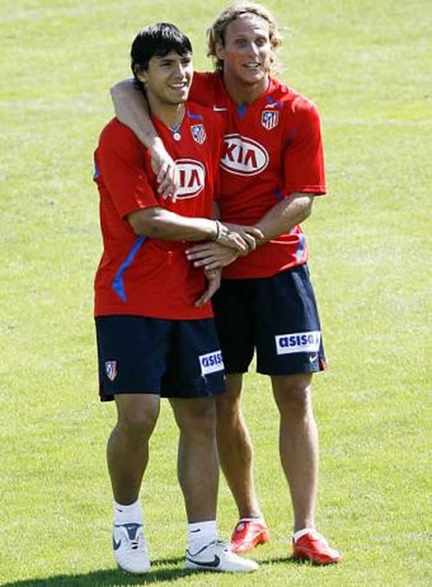 Aguero_Forlan_bromean_durante_entrenamiento