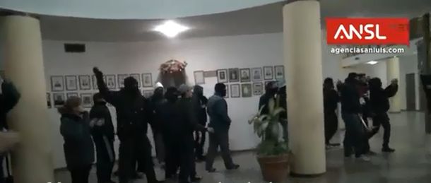 Policías tomaron la jefatura de la fuerza: renunció el jefe