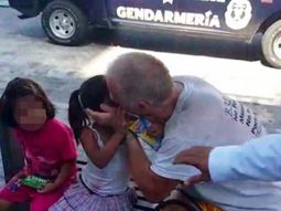 tiene antecedentes de pedofilia y lo filmaron besando a una nena de 3 anos tiene antecedentes de pedofilia y lo filmaron besando a una nena de 3 anos