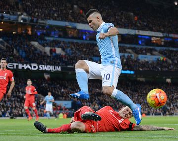 Con Agüero como titular