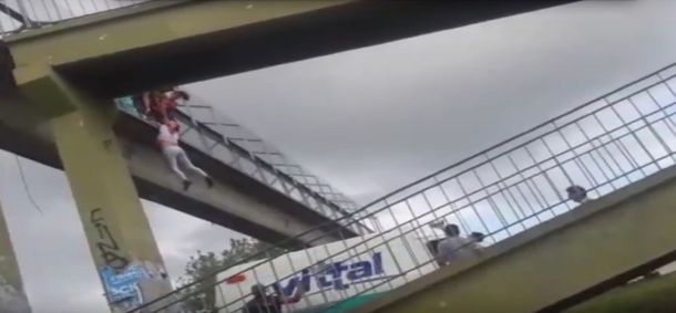 VIDEO: Intentó suicidarse, quedó colgada de un puente y la salvó un policía