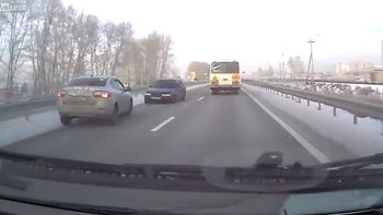 Un vehículo quiso pasar a otro por el carril contrario y chocó de frente Un vehículo quiso pasar a otro por el carril contrario y chocó de frente