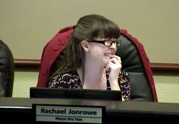 Papelón: un político fue al baño y se olvidó de que tenía el micrófono prendido